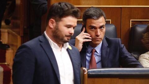 El presidente en funciones, Pedro Sánchez, mira a Gabriel Rufián (ERC) en el Congreso