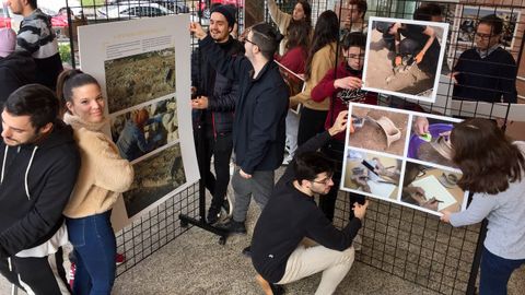 Alumnos del IES Leixa, montando la exposición de José Pardo que esta tarde se inaugura en el campus