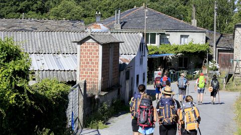El Plan de Embelecemento do Camiño aspira a acabar con estampas como este hórreo de ladrillo visto