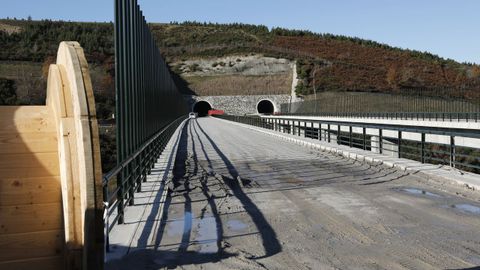 Un viaducto terminado, pero sin vías ni catenaria