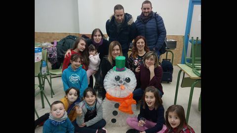 Alumnos y padres con el mueco de nieve hecho con vasos de plstico en el colegio Novo Mier