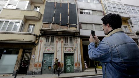 Limpieza viral. Fue un vecino del local la Barbería quien limpió esta fachada en la calle Orzán y que este arquitecto incluye en su recopilación del modernismo coruñés