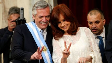 Alberto Fernández y Cristina Fernández tras asumir el cargo de presidente y vicepresidenta de Argentina