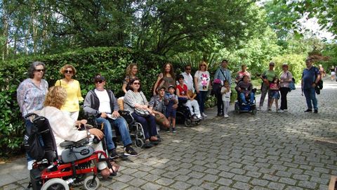 Asociados y voluntarios de Asempa durante una visita al botánico de Gijón