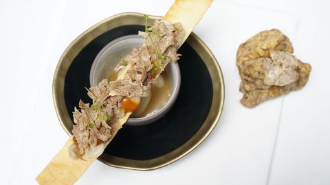Restaurante Cebo. Aurelio Morales es un enamorado del tartufo bianco y de platos como este Caldito de butifarra del perol, judía blanca tierna y erizo.