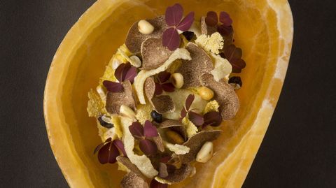 Mirazur. El mejor restaurante del mundo en 2019 desde la Costa Azul nos propone Maiz con trufa blanca y oxalis rojo de la mano del chef argentino Mauro Colagreco.