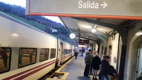 El tren de Asturias a Madrid para en Campomanes por una avería en la catenaria
