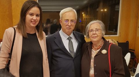 Antonio Álvarez, junto a una sobrina y su profesora en la escuela unitaria de Quintá, Helena Villar Janeiro