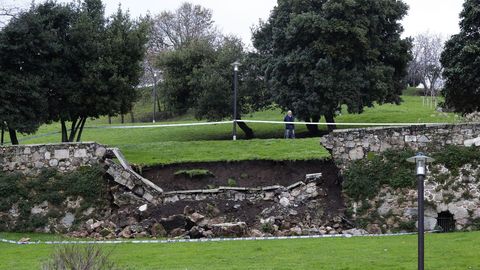 DERRUMBE DEL MURO DEL PARQUE DE OZA .