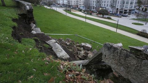 DERRUMBE DEL MURO DEL PARQUE DE OZA .