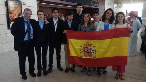La alumna del IES Aramo de Oviedo Mara Luca Aparicio Garca, con el resto de la delegacin espaola que acudi a la olimpiada cientfica en Qatar