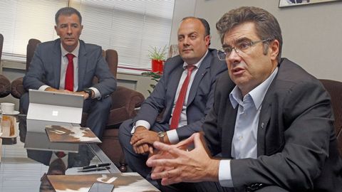 El consejero delegado del grupo, José Miguel García, a la derecha, acompañado de los dos gallegos de R en la cúpula directiva del grupo: en el centro, Alfredo Ramos, director comercial del segmento masivo, e Isidro Fernández, de empresas