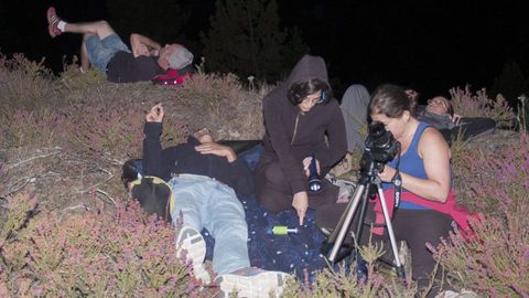 Participantes en una ruta nocturna por O Courel organizada por la asociación Fonte do Milagro observan el cielo estrellado.