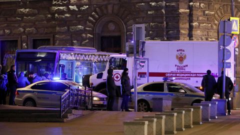 Una ambulancia en el lugar del tiroteo, frente a la sede del Servicio Federal de Seguridad (FSB) en Mosc