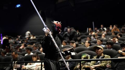 Fans de la saga galáctica en Tokio acudieron disfrazados al estreno del filme