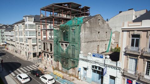 El inmueble nº 48 es el que está cubierto con una lona verde