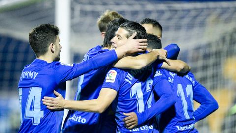 Los futbolistas azules celebran el primer tanto de Yoel Brcenas ante el Alcorcn