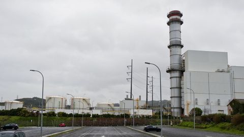 El espacio libre ahora entre el primer depósito blanco de la derecho y el resto de estructuras similares era el que ocupaba, hasta su demolición, la denominada chimenea II de la térmica del polígono de Sabón. Ángel manso