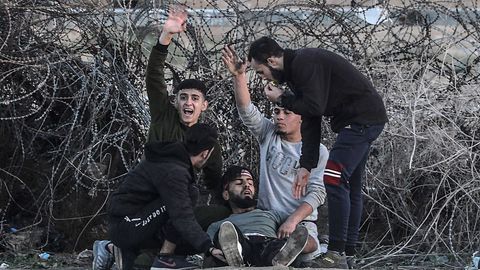 Jovenes palestinos piden ayuda después de que un amigo resultara herido en la represión de las protestas del viernes en la frontera entre Israel y Franja de Gaza