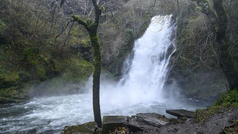 La cascada está en una zona donde el río salva desniveles de más de doscientos metros