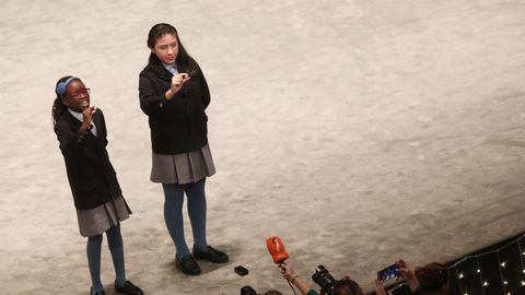 Dos de las niñas de la residencia de San Ildefonso, cantan uno de los quintos premios 