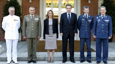 El expresidente Zapatero y la fallecida exministra de Defensa Carme Chacón junto al vicealmirante Manuel Rebollo García (izquierda); el teniente general de Tierra, Fulgencio Coll (ahora en Vox); el teniente general del Ejército del Aire José Julio Rodríguez Fernández (ahora en Unidas Podemos); y el teniente general del Aire José Jiménez Ruiz