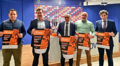 Lalo Rergis, a la izquierda, y Fernando Corral, en el centro, junto a los organizadores de la Copa Integra