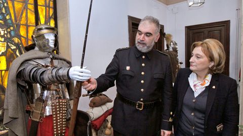 La delegada del Gobierno en Asturias, Delia Losa (d), durante la inauguración de la exposición Uniformes Militares organizada por la Delegación de Defensa en Asturias, este lunes en Oviedo