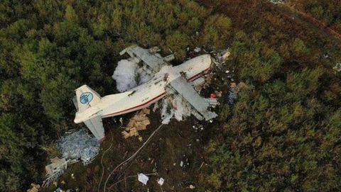 ROCE CON ÁRBOLES. El aparato desapareció del radar a 13,7 kilómetros de la pista. La carga se desplazó causando la muerte a cinco ocupantes