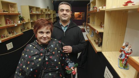 El belenista Chano Ávila y la coleccionista Antía López son los artífices de la exposición que se puede ver en el 153 de la calle Magdalena