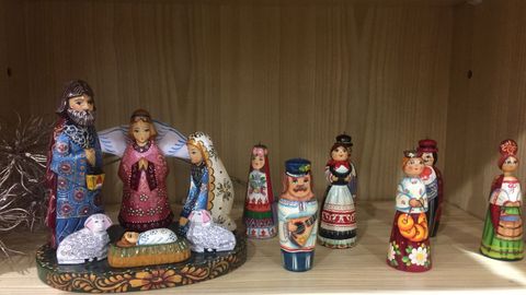 Las figuritas de este belén ruso llaman la atención por sus vestimentas, pintadas con muchos detalles
