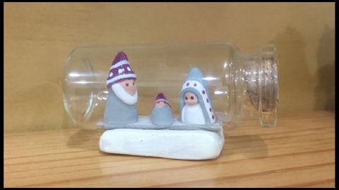 La exposición cuenta con una vitrina reservada para belenes en miniatura como este