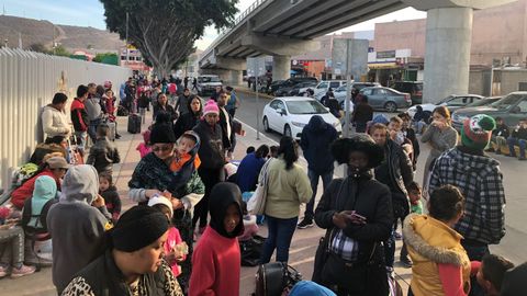 Soliciantes de asilo en EE.UU. hacen cola en el paso de El Chaparral, en Tijuana
