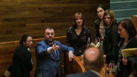 El presidente del Principado de Asturias, Adrián Barbón (2i), y la consejera de Hacienda, Ana Cárcaba (3i), tras la aprobación, este jueves, del proyecto de ley de Presupuestos del Principado para 2020,
