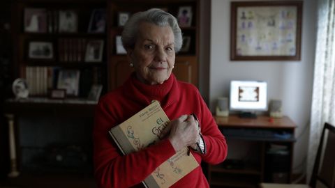 Cuando enviudó, Carmen siguió en su casa. Tiene 89 años y es una experta en juegos de memoria.