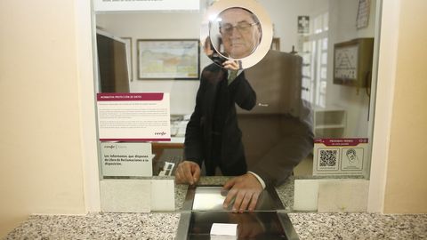Un empleado del ADIF despacha billetes en la estación de Viveiro horas antes de que se suspenda la venta presencial