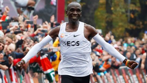 Ya corrió en el show de Viena por debajo de las dos horas en el maratón. En verano optará en Japón a su cuarta medalla olímpica porque fue bronce en Atenas, plata en Pekín (ambas en 5.000) y oro en Río (ya sobre 42 kms.).