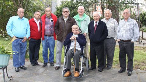 Hervella, segundo por la derecha, era el anfitrión de una comida de amigos en O Barco