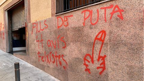 Pintadas amenazantes en la fachada del centro gallego Saudade