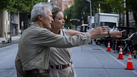 Clint Eastwood da unas indicaciones durante el rodaje a la actriz Olivia Wilde, que encarna a la periodista Kathy Scruggs en el filme «Richard Jewell»