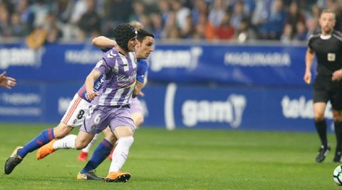 Luismi pugna con Folch durante un Oviedo-Valladolid