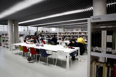 Biblioteca Pública de Ourense.Las diferentes secciones se reparten por las dos plantas superiores, en la baja se encuentra la infantil.