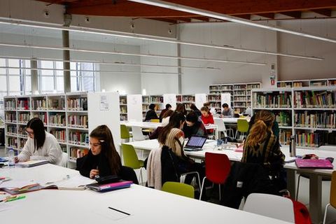 Biblioteca Pública de Ourense.Los estudiantes y opositores son mayoría en los usuarios de estas fiestas navideñas.
