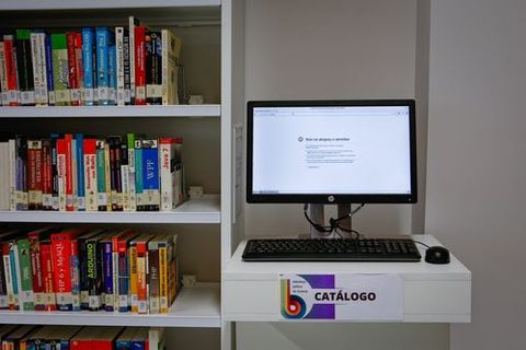 Biblioteca Pública de Ourense.Los fondos propios y de la red de bibliotecas se pueden consultar en varios puntos.