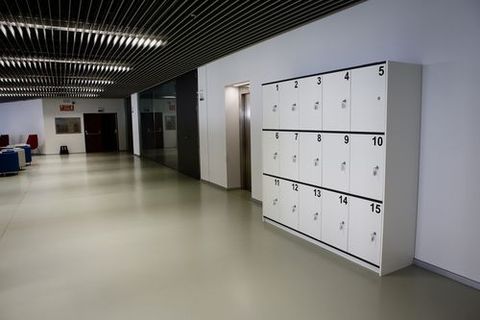 Biblioteca Pública de Ourense.Hay varias zonas con taquillas para los usuarios de la biblioteca.