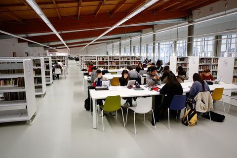Biblioteca Pública de Ourense.Amplitud, silencio y luminosidad definen el nuevo edificio de San Francisco.