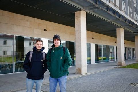 Biblioteca Pública de Ourense.Jorge Fidalgo y Yago Domínguez cambiaron la biblioteca de la universidad por las nuevas instalaciones.