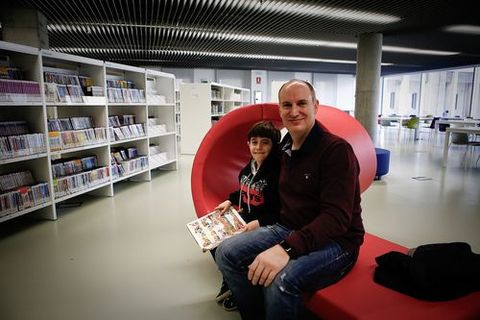 Biblioteca Pública de Ourense.Carlos y Martín Rivo en la sección infantil.