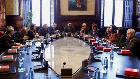 Roger Torrent en una reunión de la Mesa del Parlamento catalán antes de la celebración del pleno para tratar la inhabilitación de Quim Torra