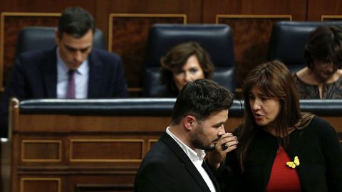Rufián con Laura Borrás y Pedro Sánchez en segundo término
